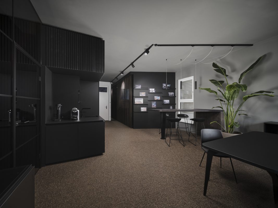 Nopp Innenarchitektur Büro Blick in den Raum mit dunklen Möbeln