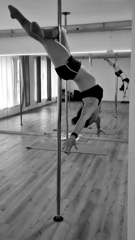 Julia Koss bei einer Pole Dance Vorführung