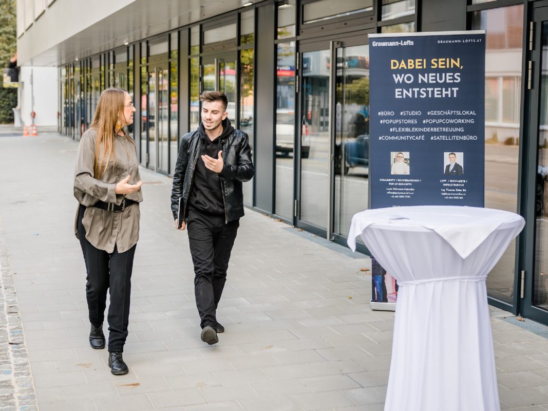 Graumann-Lofts: zwei Menschen auf einem Event