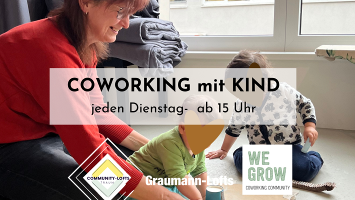 Tagesmutter spielt mit zwei kleinen Kindern in den Lofts