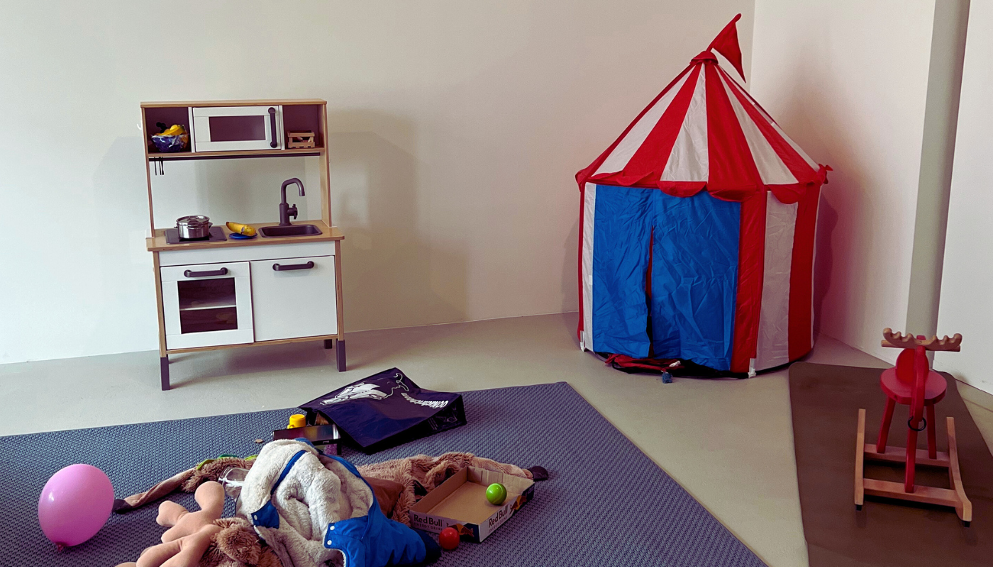 Kinderecke in Community-Lofts mit Spielhaus und Spielküche