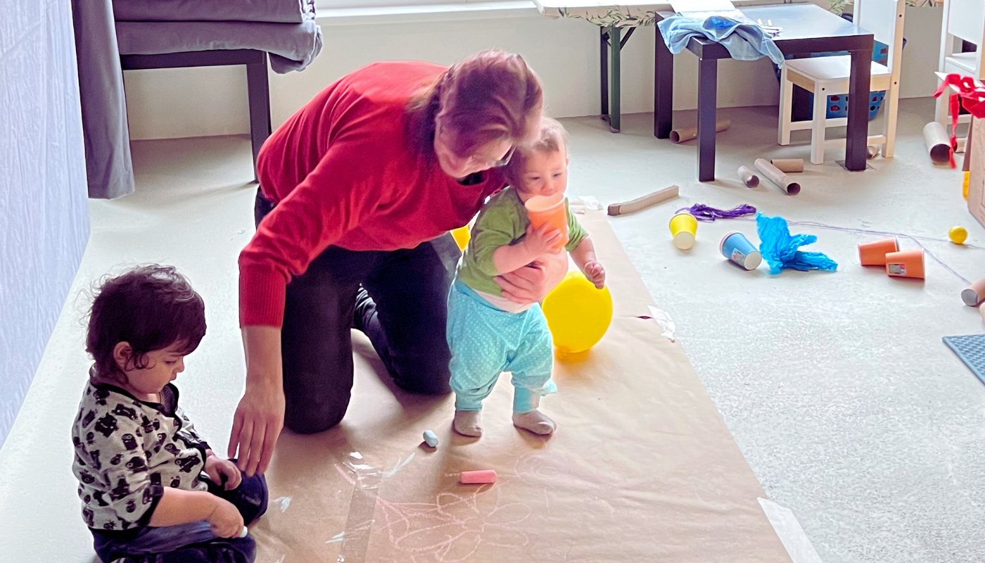 Tagesmutter beim Spielen mit 2 Kindern in community-Lofts