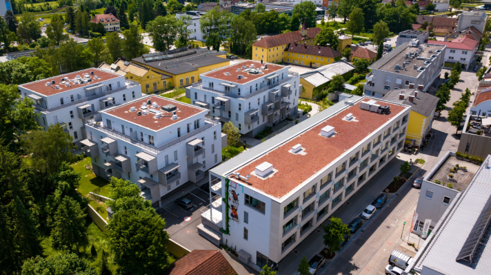 Graumann-Viertel mit den Graumann-Lofts im Vordergrund, dahinter Graumann-Park 1-3, Herrenhaus und im Hintergrund Schloss Traun