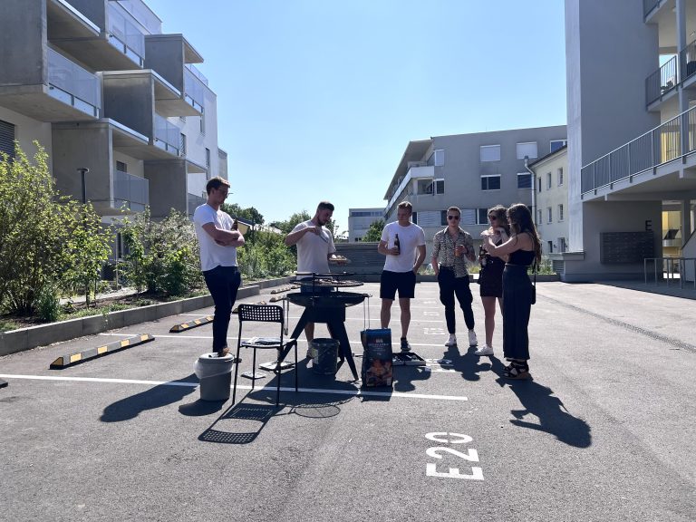 Grillmeister beim Sommerfest