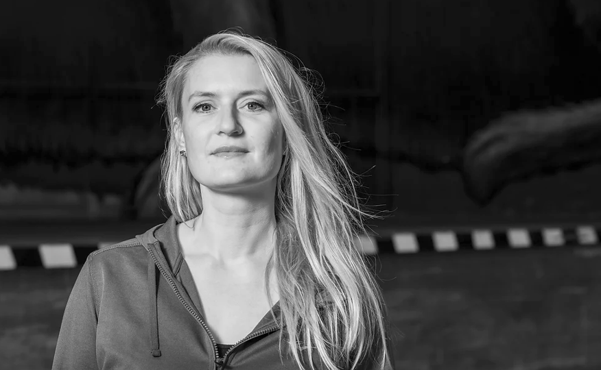 Ilona Roth ist Gestaltwandlerin im Bereich Unternehmen, Projekte, Strategie, Marketing und Digitales - für KMUs, EPUs, NPOs, für Projekte aus dem Bereich Wirtschaft sowie Kunst und Kultur (Fotocredit: Martin Eder)