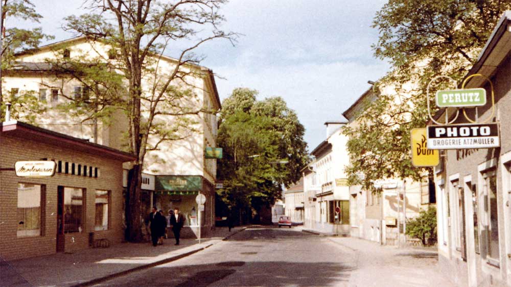 Bahnhofstraße in Traun mit Kastanienbaum in den 1960er Jahren