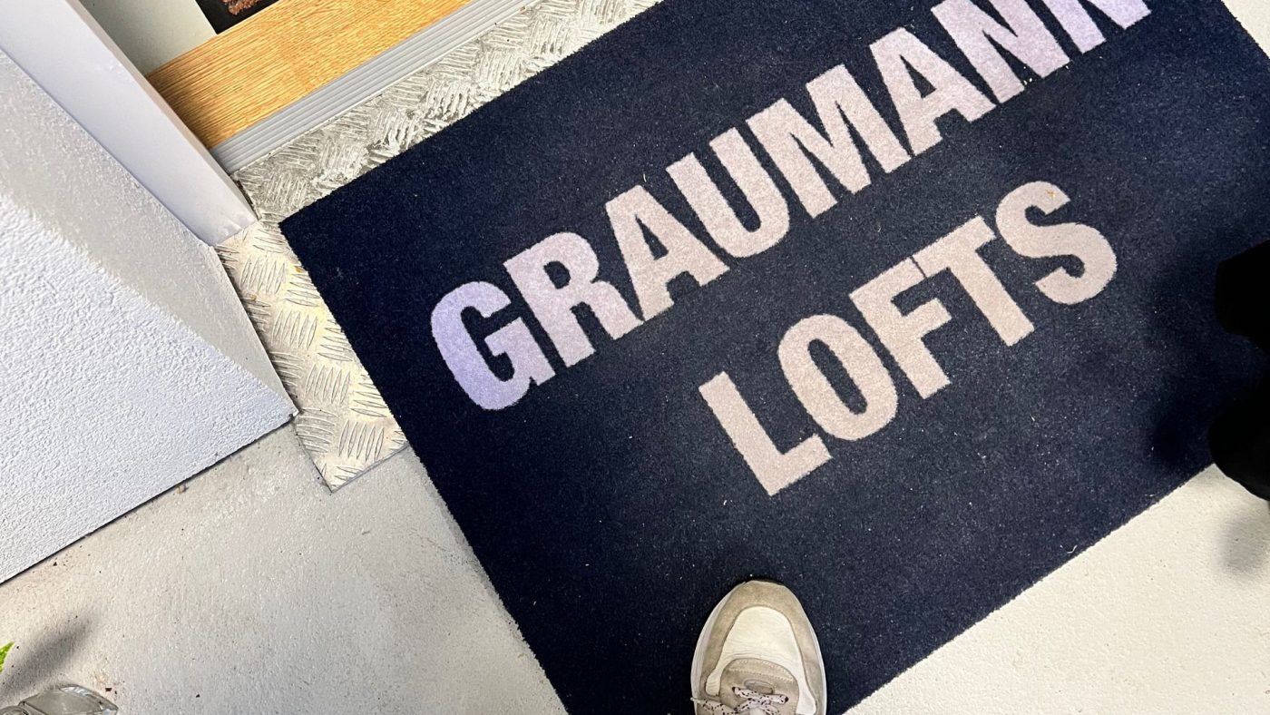 Bild einer Graumann-Lofts Fußmatte beim Betreten