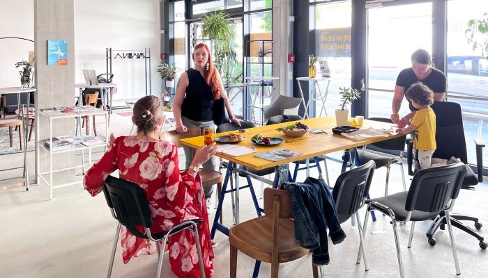 Zwei Menschen arbeiten an langem Tisch in Community-Lofts