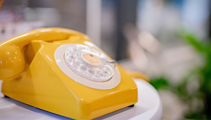 Horst der Hörer: gelbes Telefon in Nahaufnahme