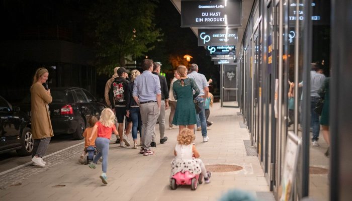 Besichtigende Menschen von hinten mit Kindergruppe