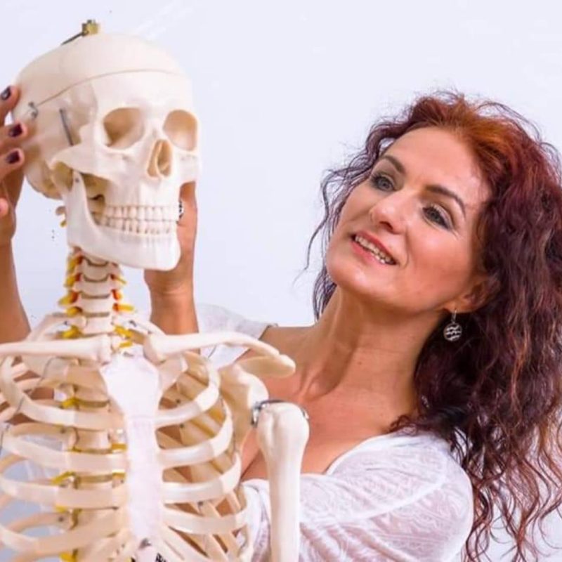 Martina Lachowitzer mit Skelett
